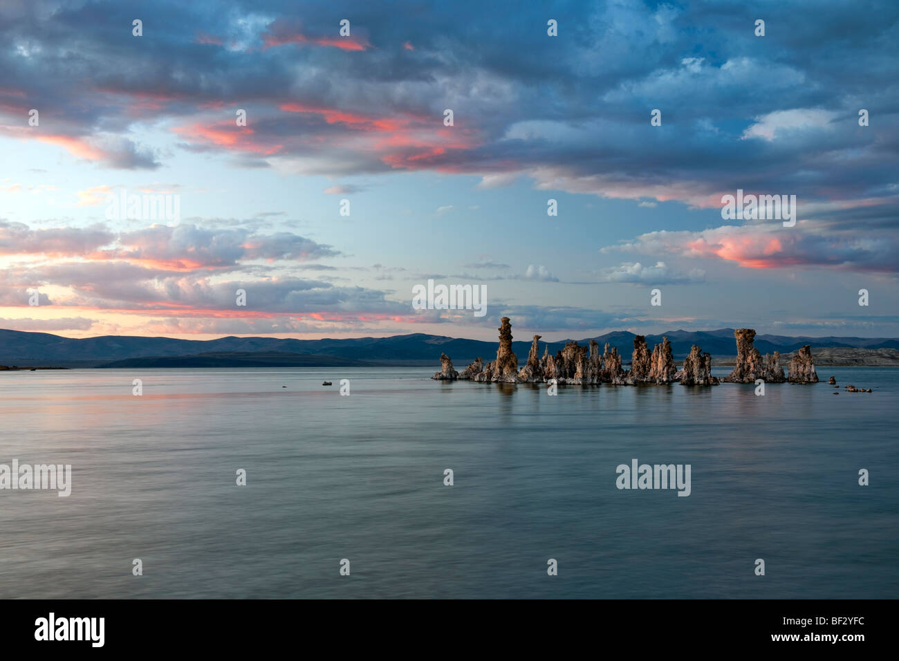 Sonnenuntergang über den Kalktuff-Formationen am Mono Lake im Osten fällt der kalifornischen Sierra Nevada. Stockfoto