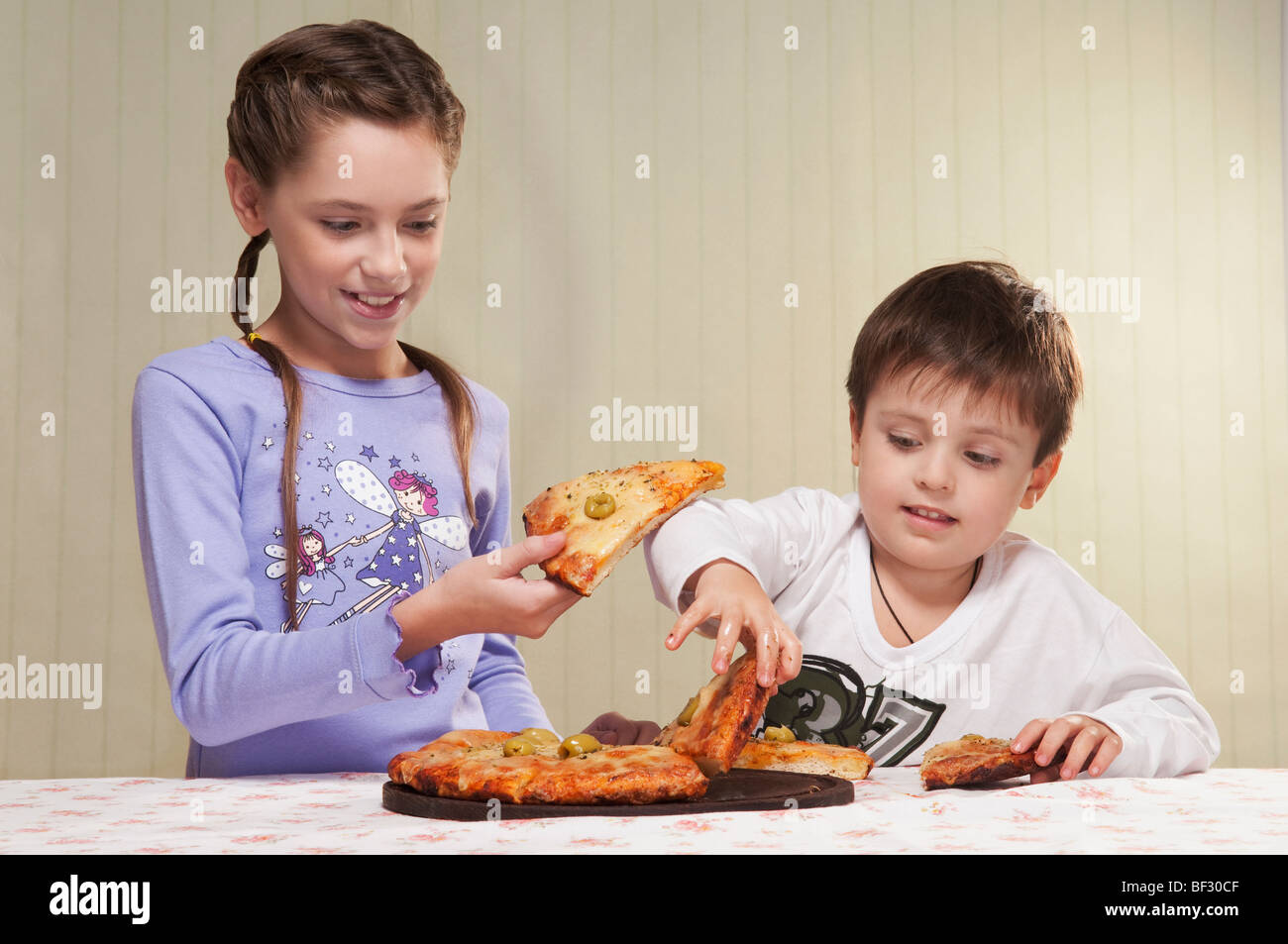 Nahaufnahme eines jungen und ein Mädchen Pizza teilen Stockfoto