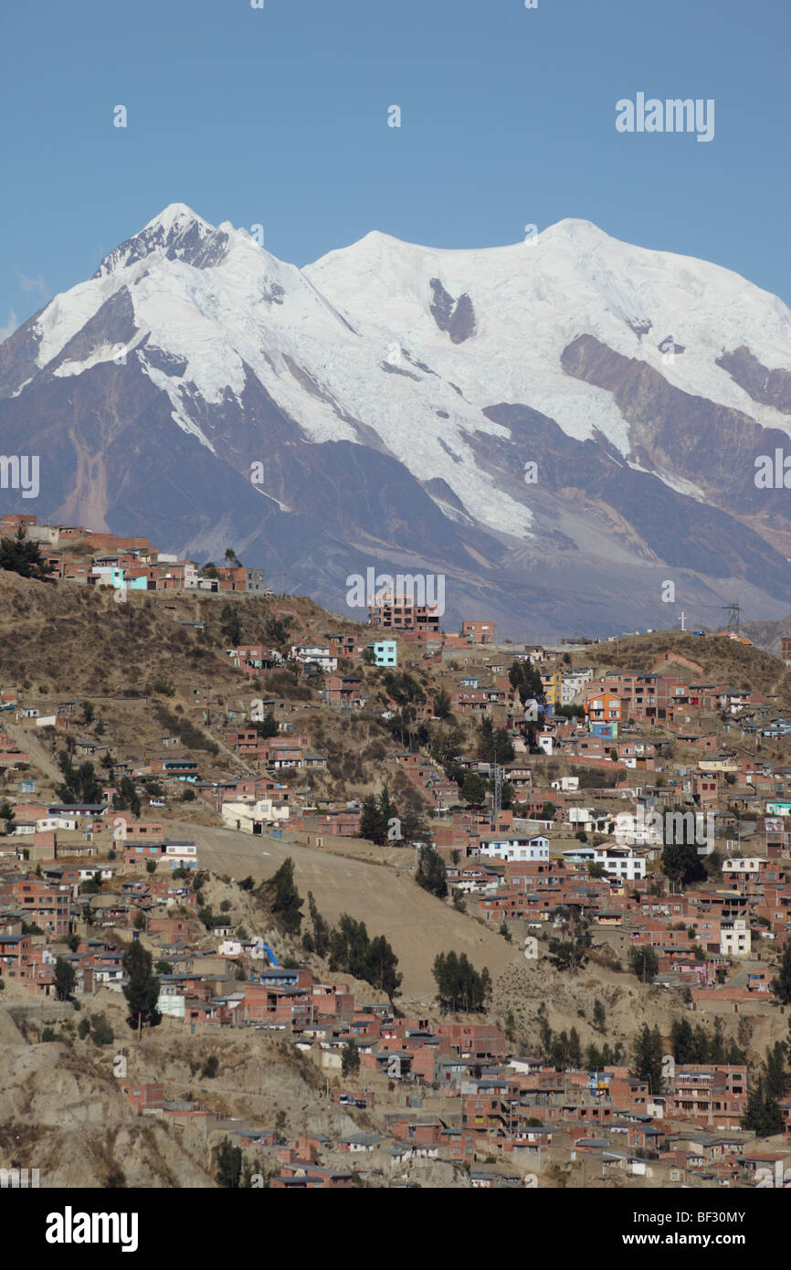 La Paz expandiert weiter nach außen und die umliegenden Berge, Mt Illimani im Hintergrund, Bolivien Stockfoto