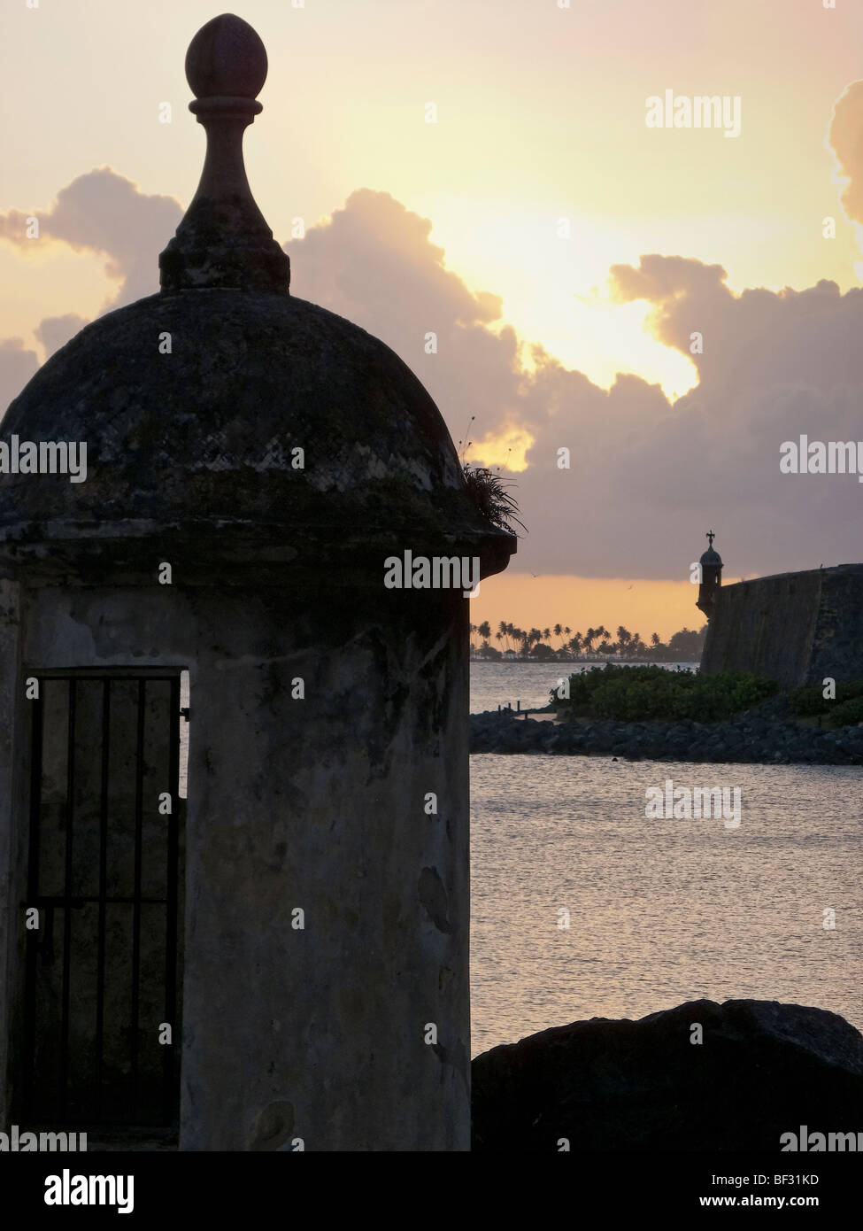 Wachposten, die mit Blick auf die Bucht von San Juan, Puerto Rico Stockfoto
