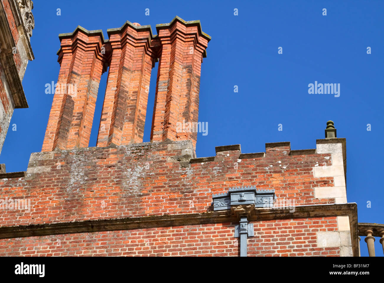 Elisabethanischen Kamine und Blei Fallrohren von Burton Agnes Hall, Driffield, Yorkshire Stockfoto