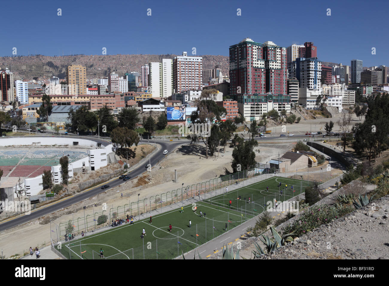 Apartmentblöcke im Stadtzentrum und synthetischer Fußballplatz im Parque Urbano Central neben dem oberen Teil der Avenida del Poeta, La Paz, Bolivien. Stockfoto