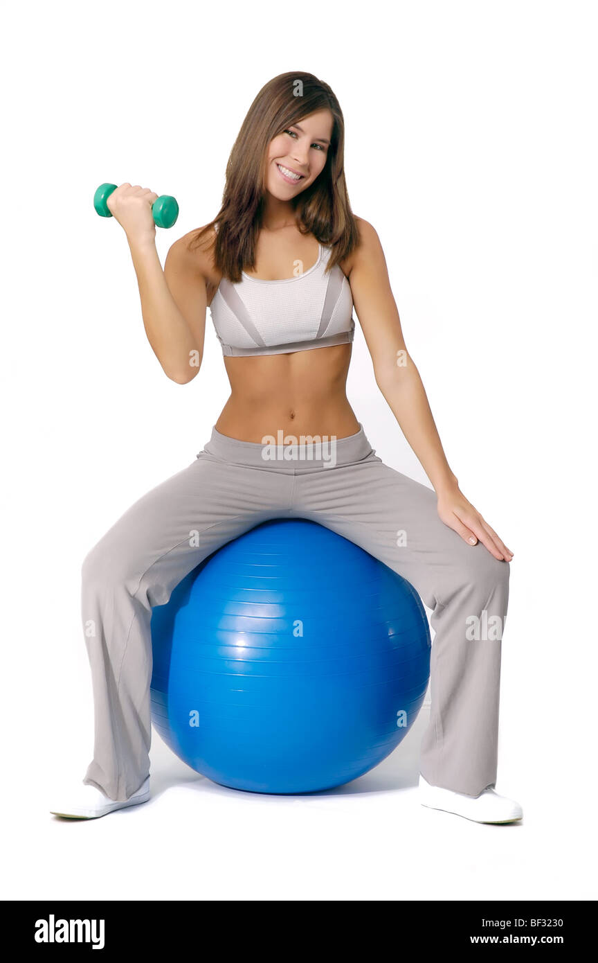 Attraktive junge Frau mit Gymnastikball trainieren. Stockfoto