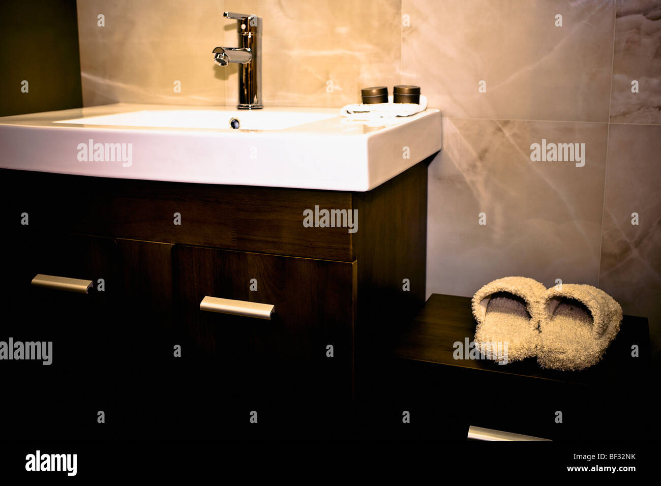 Pantoffel auf einem Schrank in der Nähe von einem Waschbecken Stockfoto