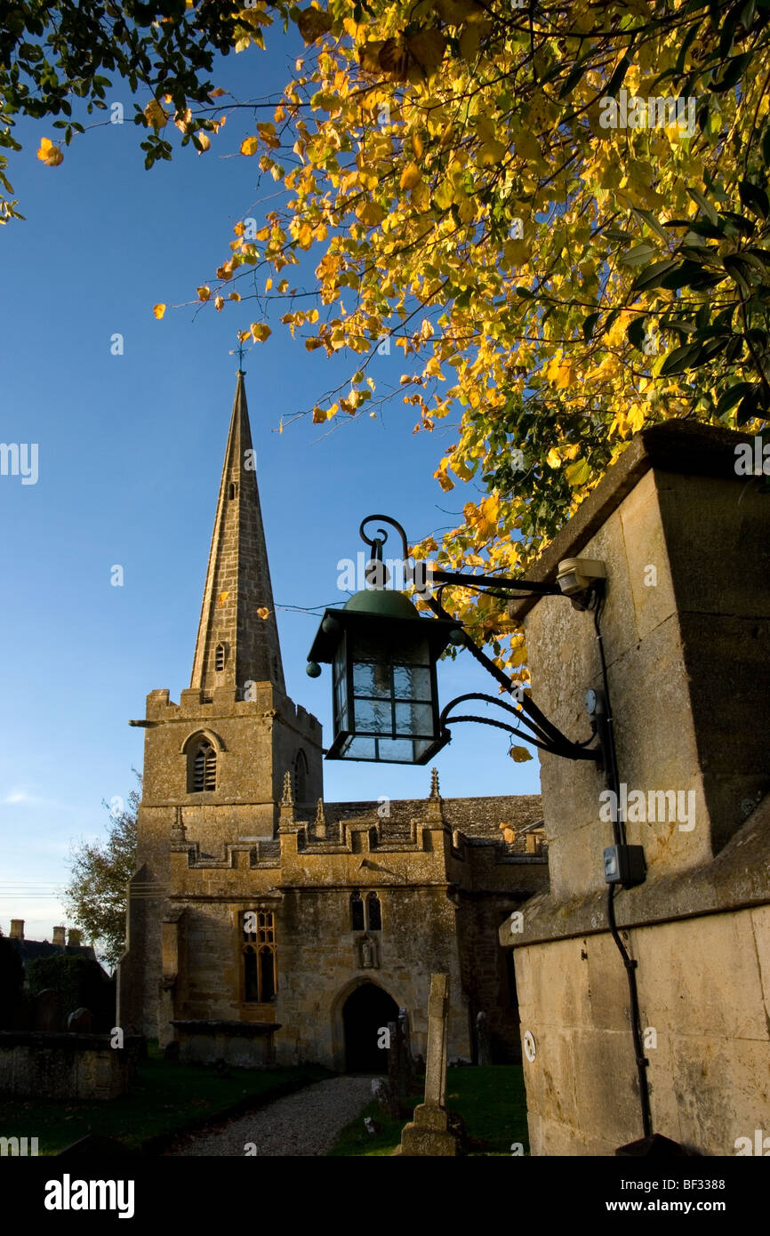 Eine herbstliche Ansicht der St. Michael Kirche in Cotswold Dorf von Stanton, Gloucestershire, England Stockfoto