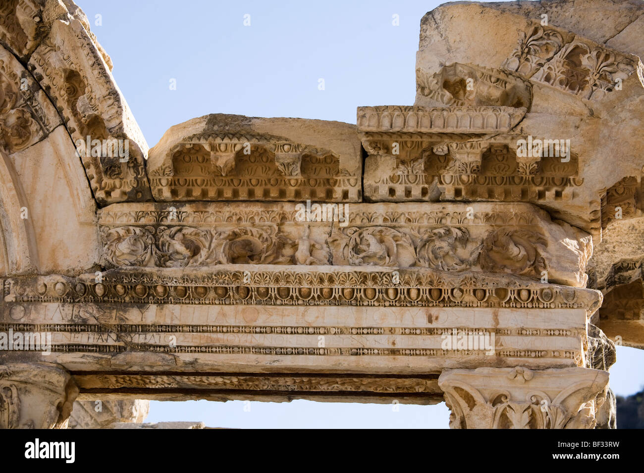 Türkei, Ephesus - Tempel des Hadrian, Architrav über Eingangsportal Stockfoto