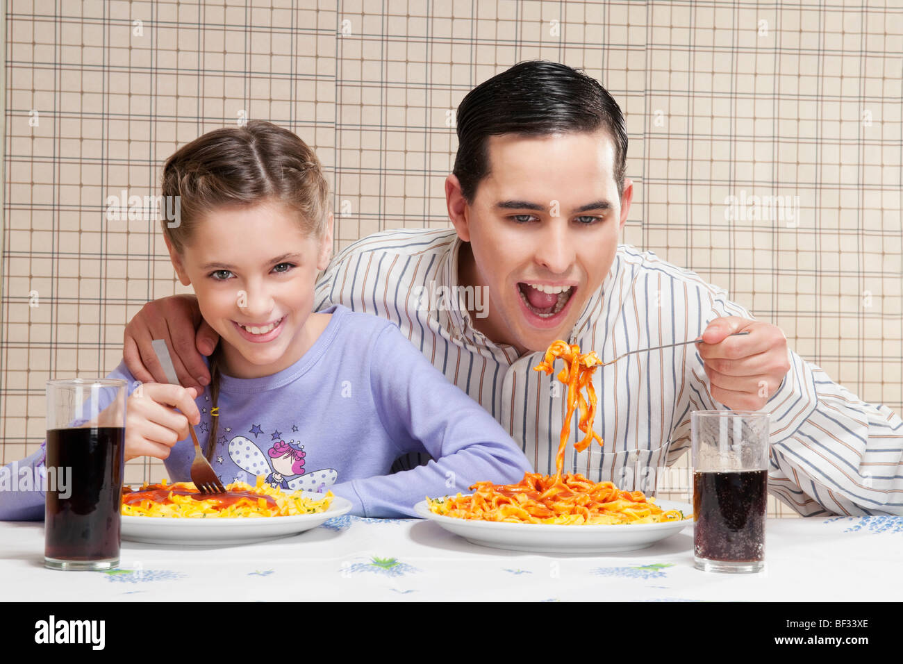 Mann und seine Tochter Pasta Essen Stockfoto