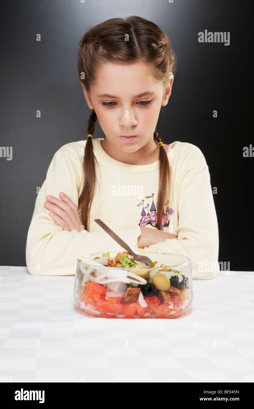 Mädchen-Ablehnung-Frucht-Salat Stockfoto