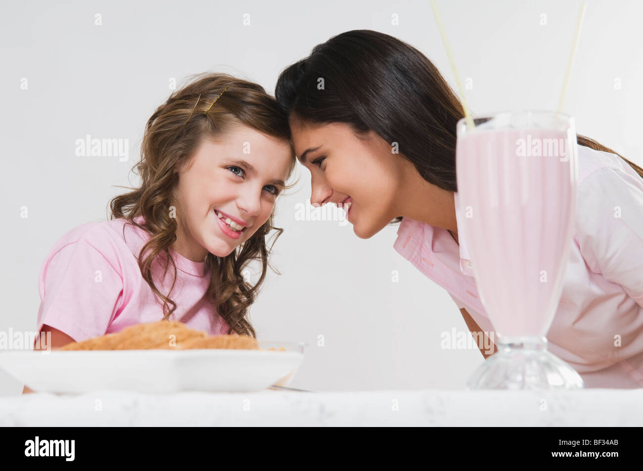 Frau mit ihrer Tochter auf einem Frühstückstisch Stockfoto
