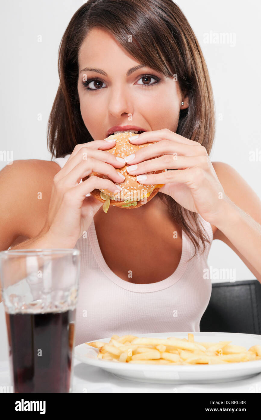 Porträt einer Frau, die einen Burger Essen Stockfoto