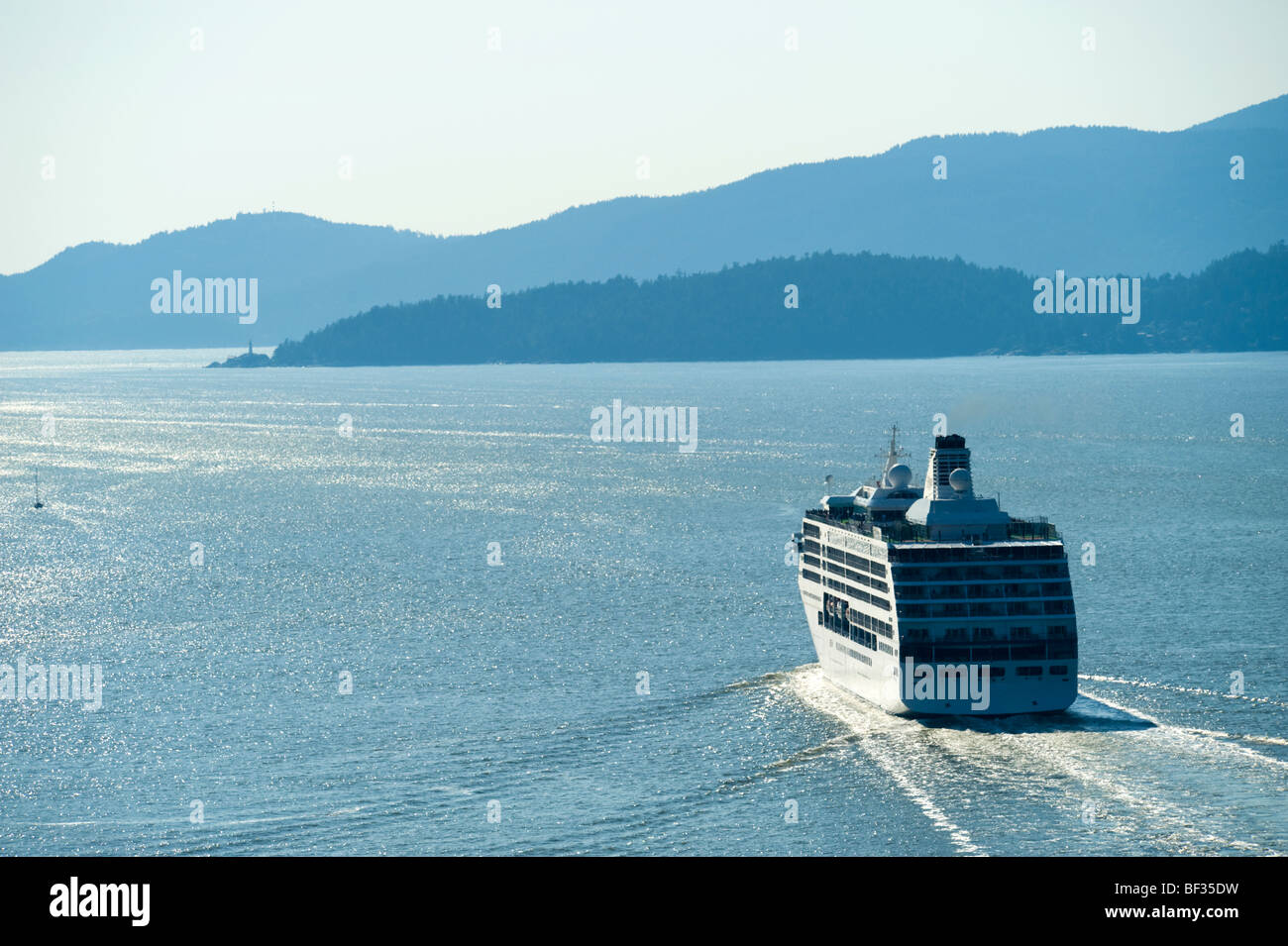 Kreuzfahrtschiff im Hafen von Vancouver verlassen Stockfoto