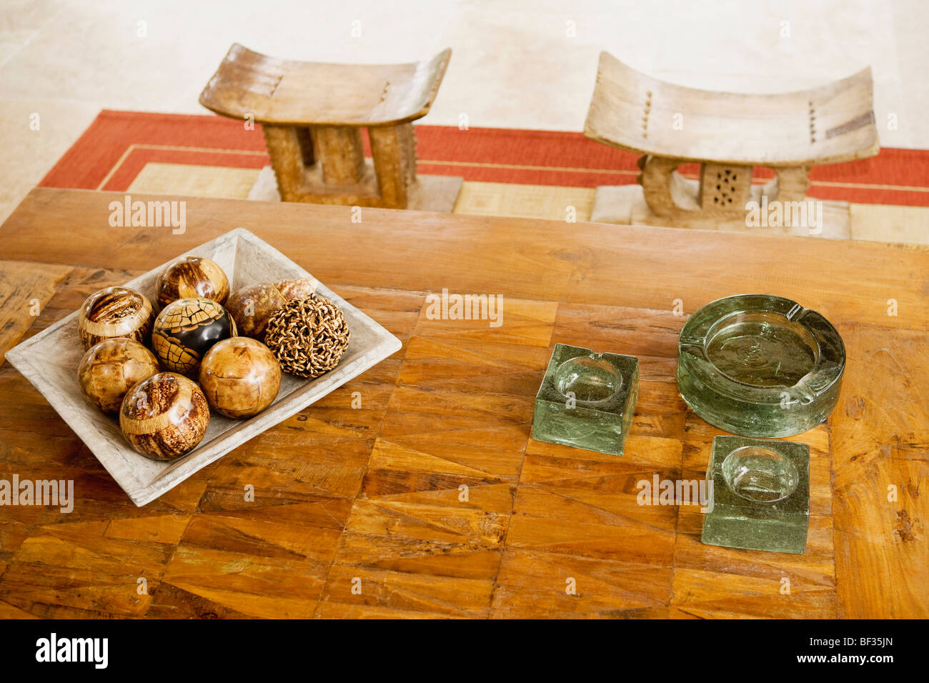 Tablett mit Deko-Kugeln und Aschenbecher auf dem Tisch Stockfotografie -  Alamy