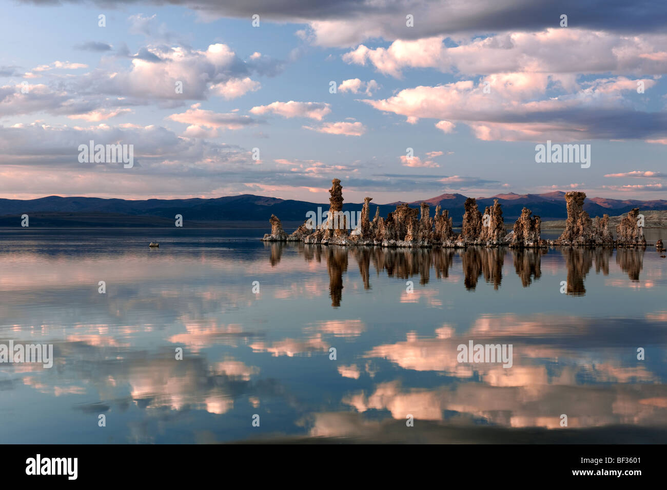 Am Abend die Reflexion der Wolken-Overhead und die Tuffstein-Turm-Formationen im kalifornischen Mono Lake. Stockfoto