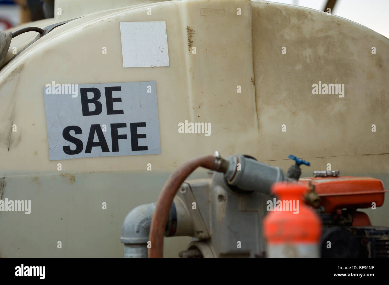 Safe geschrieben am Tank und Ausrüstung sein auf einem LKW montiert. Stockfoto