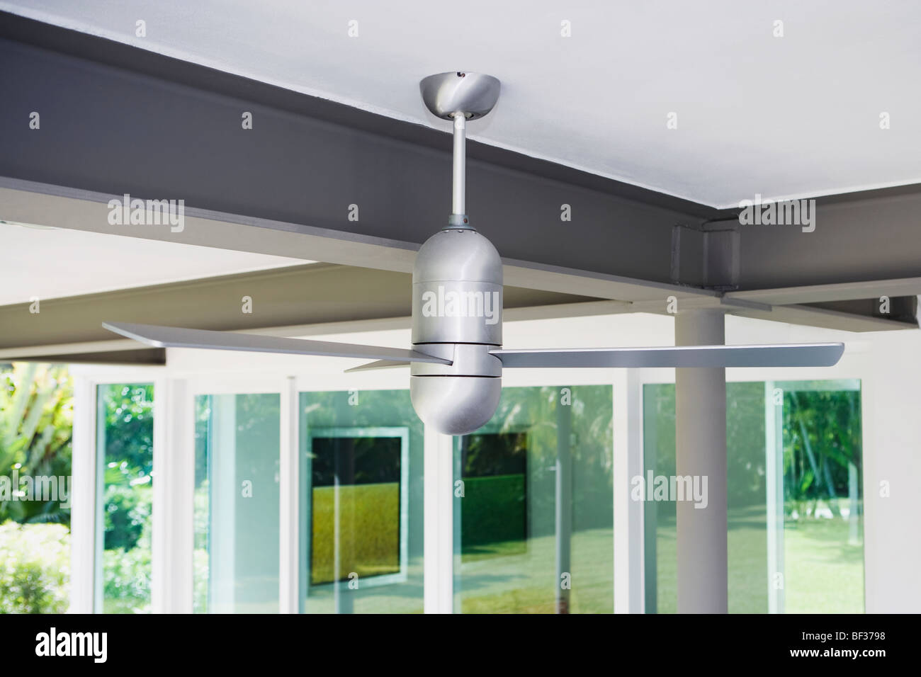 Deckenventilator hängend auf einem Dach Stockfoto