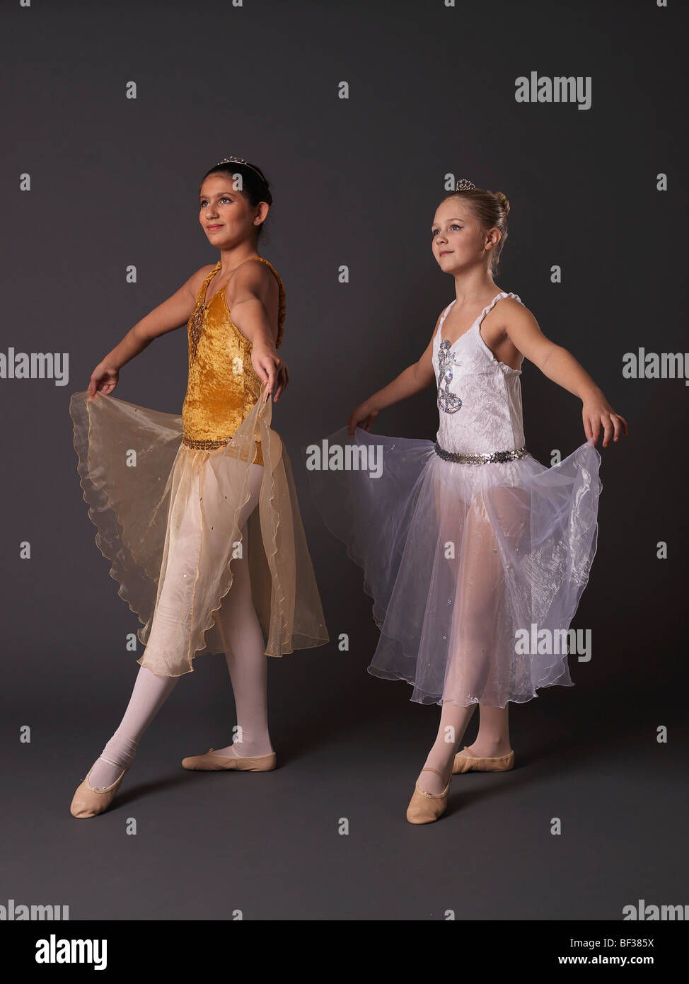 Zwei Tänzerinnen gerichtete Kamera links. Stockfoto