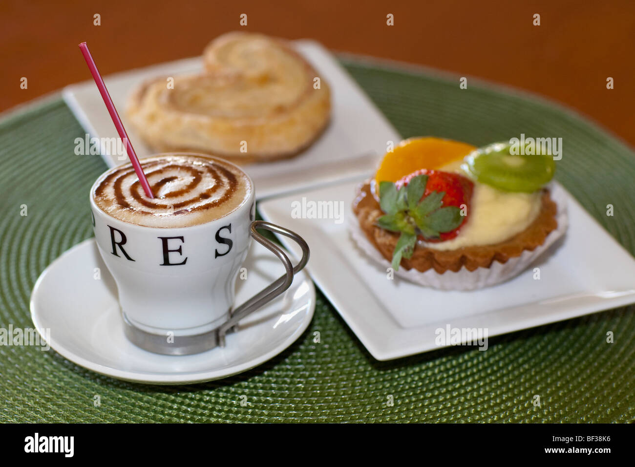 Nahaufnahme von einer Tasse Kaffee mit französischen Herzen und ein Obst-Torte Stockfoto