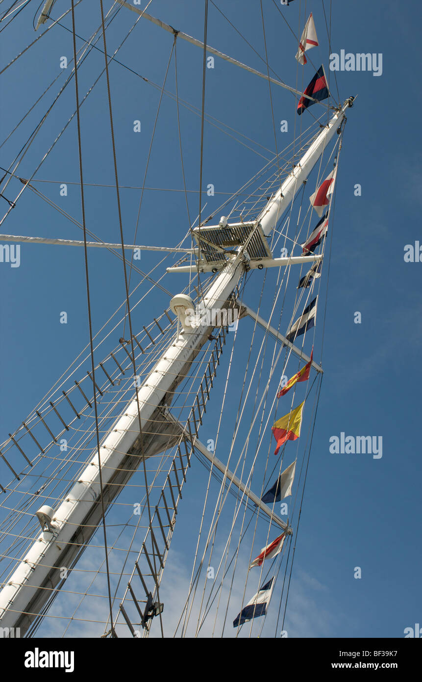 Mast des Platzes manipuliert training Schiff gegen den Himmel in Southamptin, Hampshire, England Stockfoto