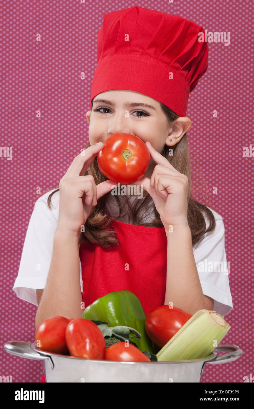 Porträt eines Mädchens mit einer Tomate Stockfoto