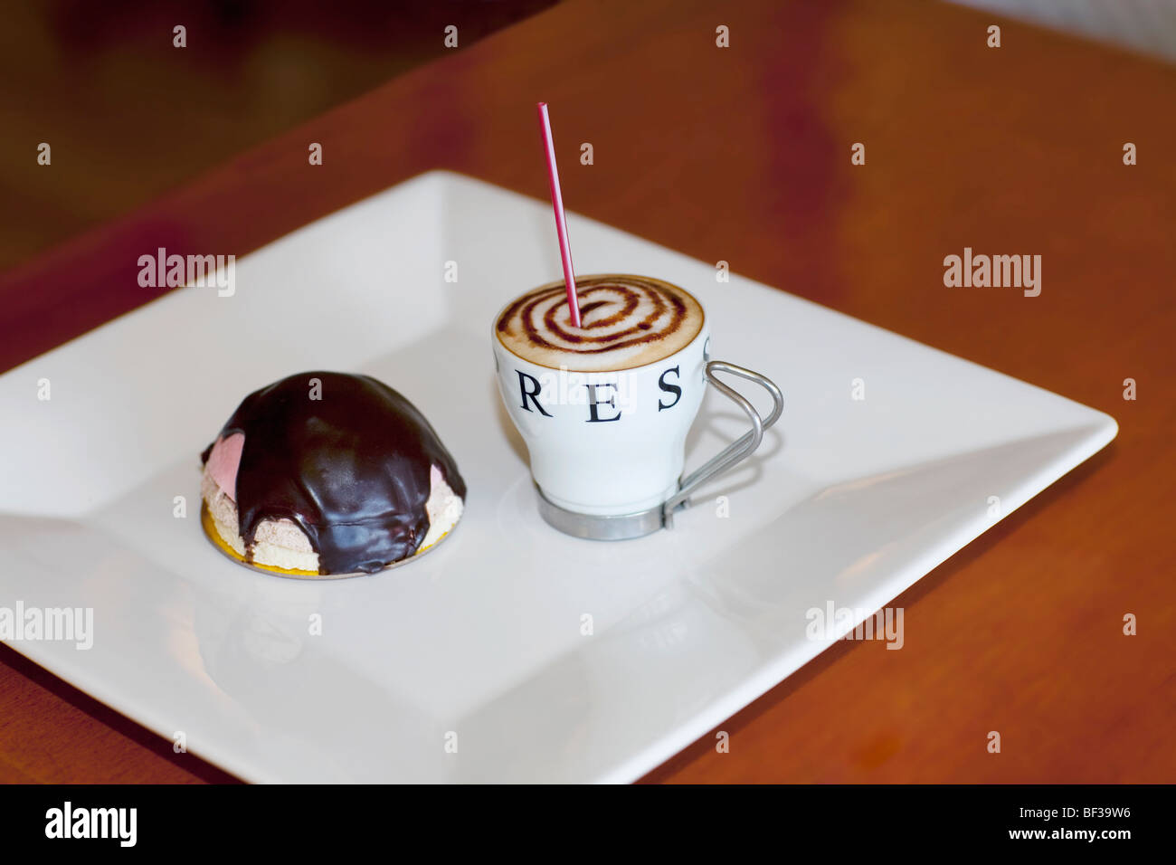 Erhöhte Ansicht einer Schokolade Torte mit einer Tasse Kaffee Stockfoto