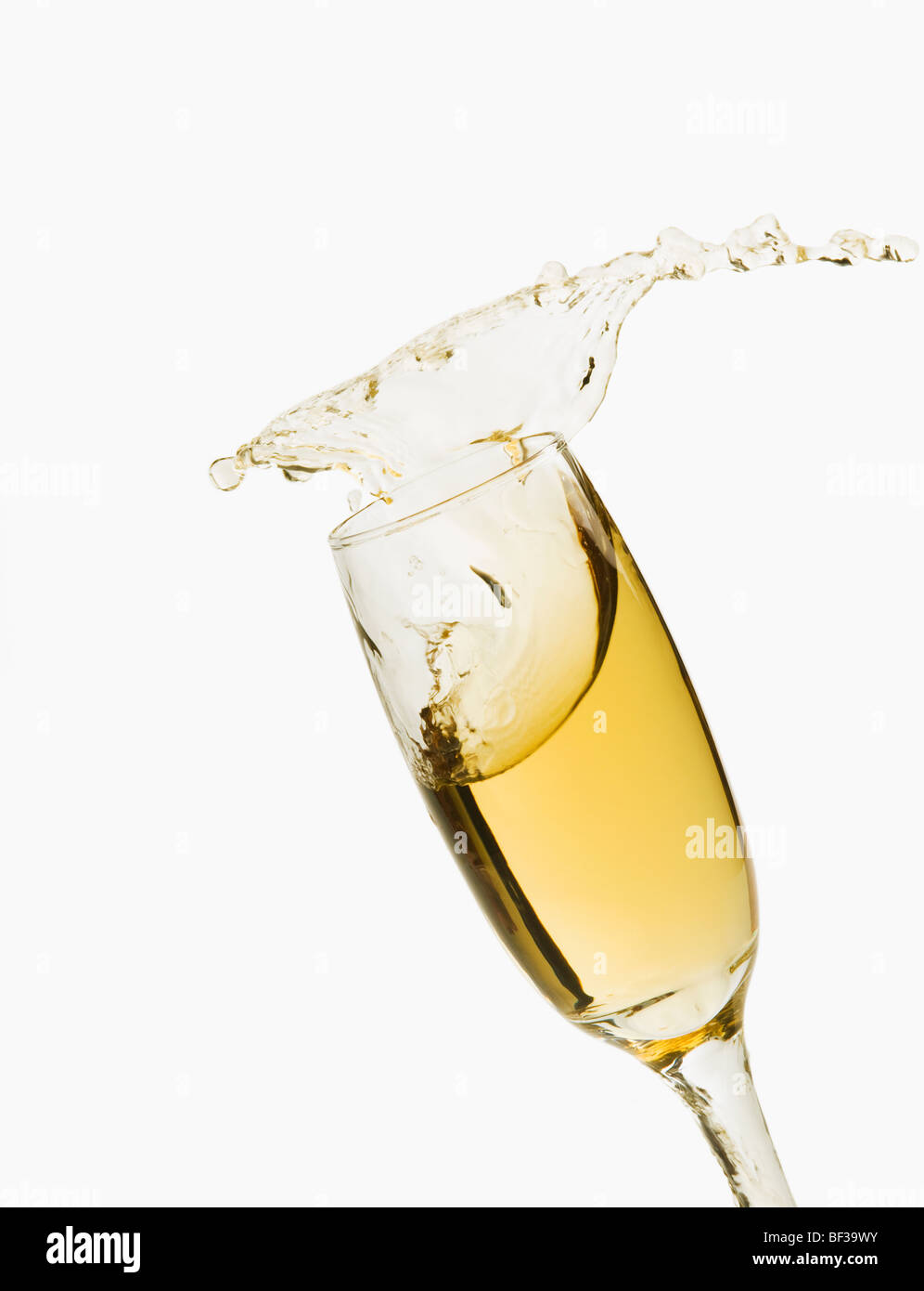 Champagner in ein Sektglas spritzt in Nahaufnahme Stockfoto