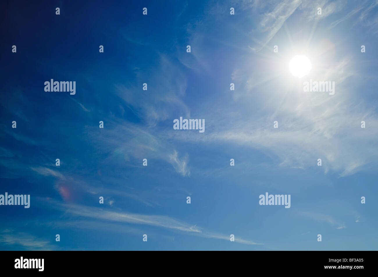 schönen sonnigen Himmelshintergrund Stockfoto