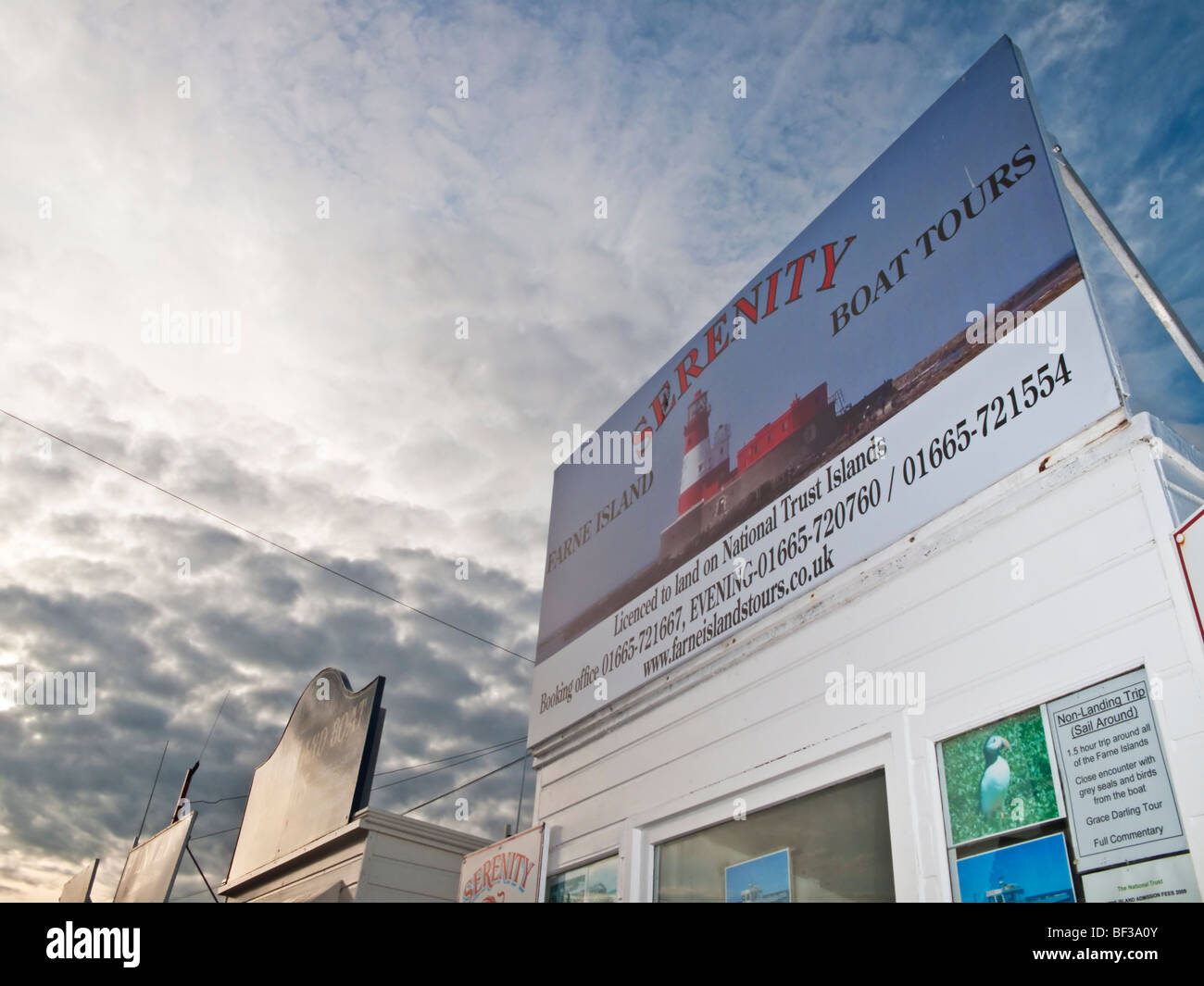 Hütten am Hafen auf gemeinsame Ausflüge in die Farnes und Lindisfarne aus dem Boot während der touristischen Sommersaison verkauft werden Stockfoto