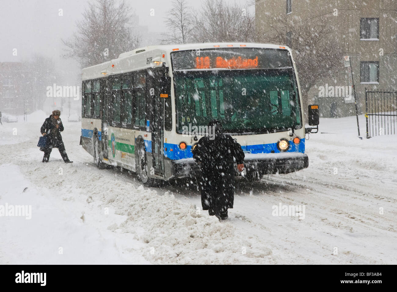 Leute fangen und einsteigen in einen Bus bei einem Wintersturm Schnee auf dem Plateau in Montreal. Stockfoto Leute fangen und einsteigen in einen Bus bei einem Wintersturm Schnee auf dem Plateau in Montreal. Stockfoto
