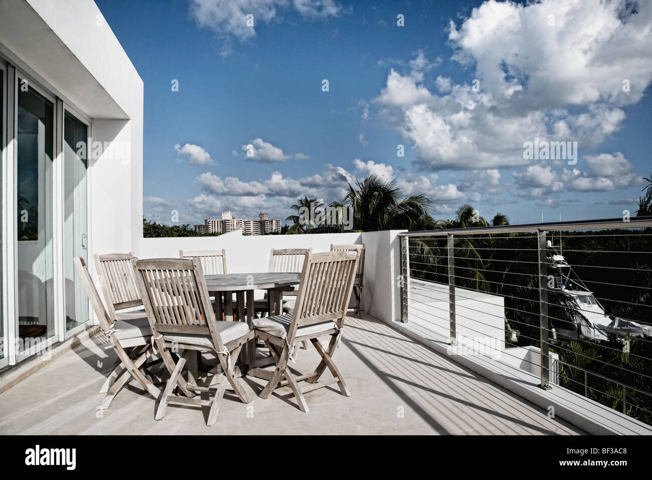 Stühle mit einem Tisch in einem Balkon Stockfoto