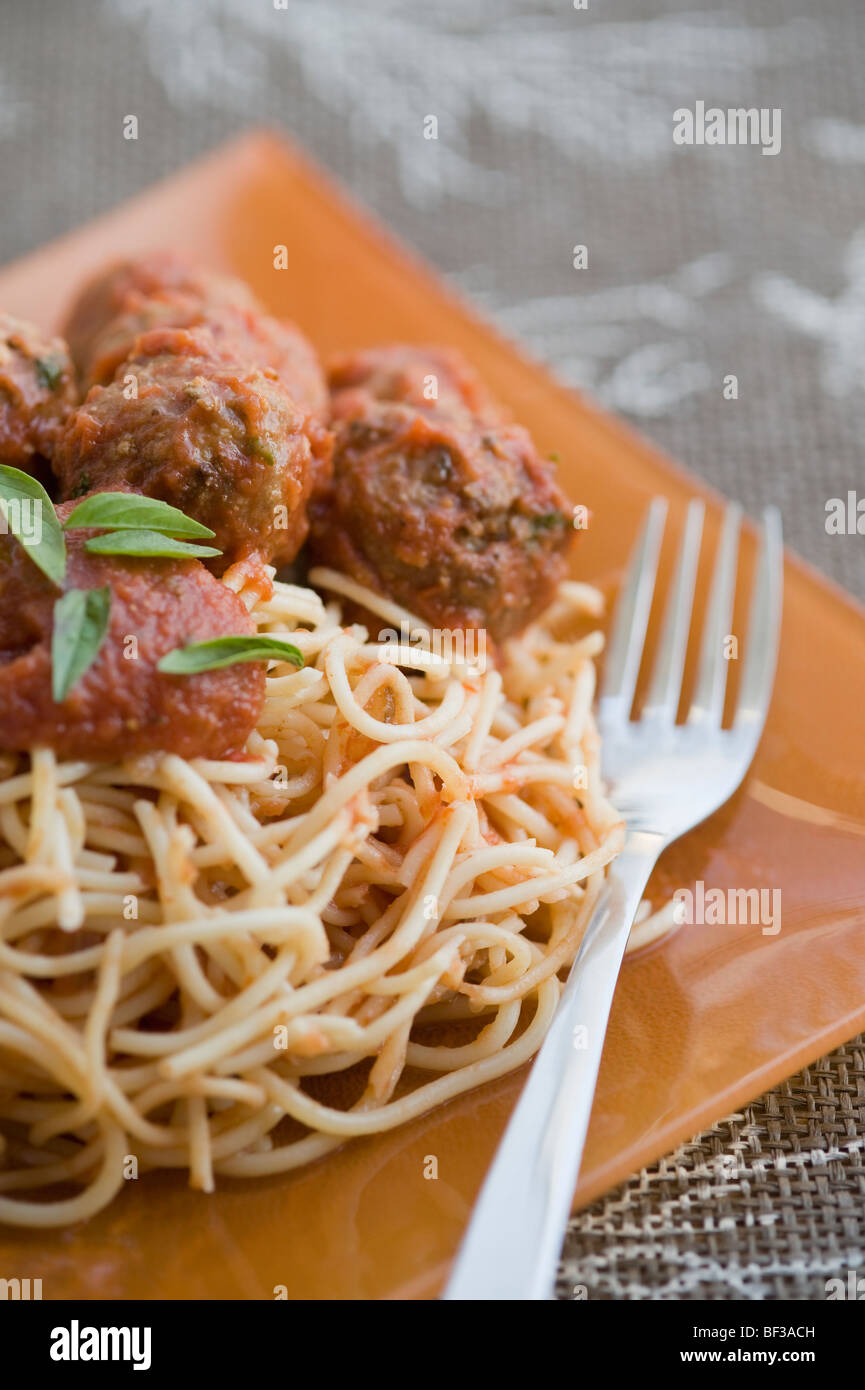 Nahaufnahme von Spaghetti und Fleischbällchen mit einer Gabel Stockfoto