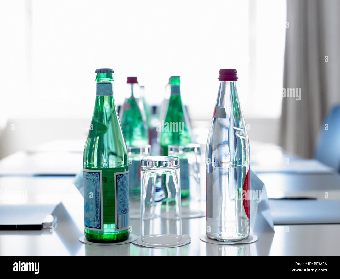 Flaschen Wasser in einem Konferenzraum Stockfoto