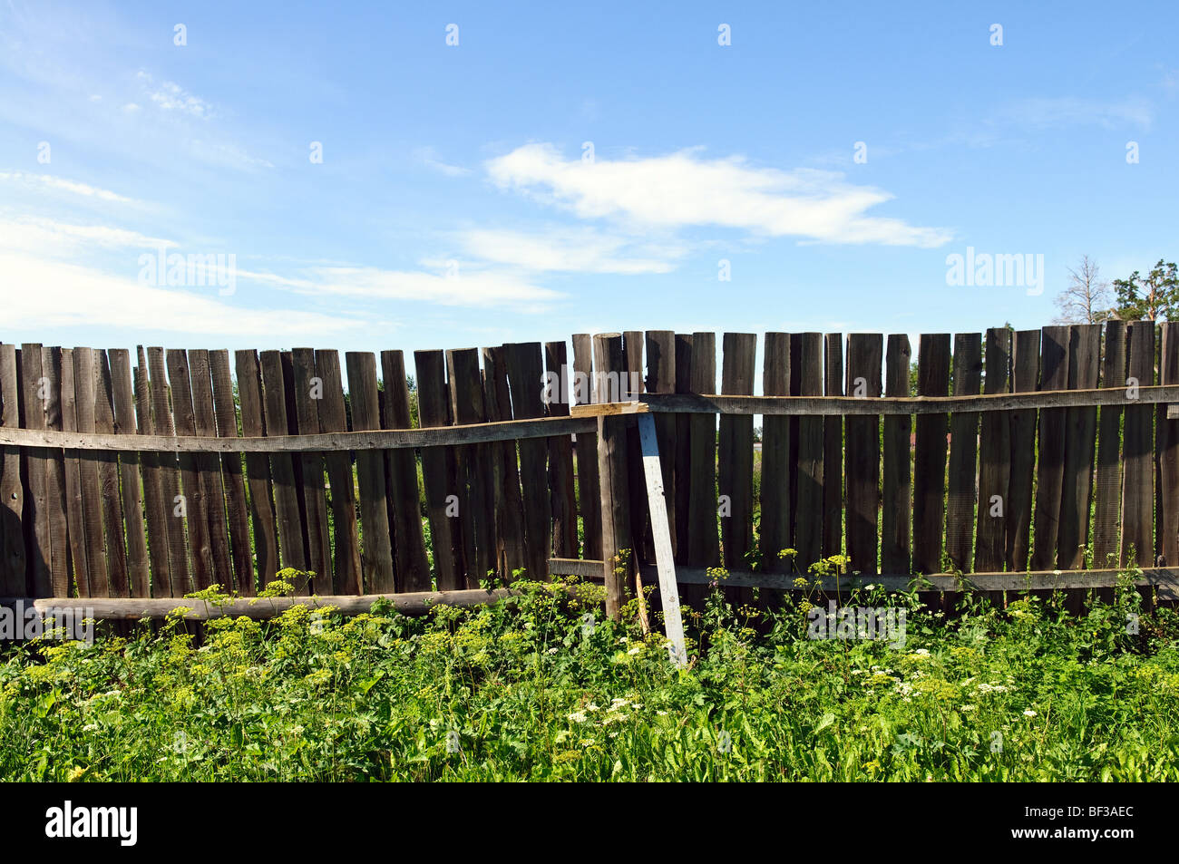 Rustikale Land Zaun und blauer Himmel Stockfoto