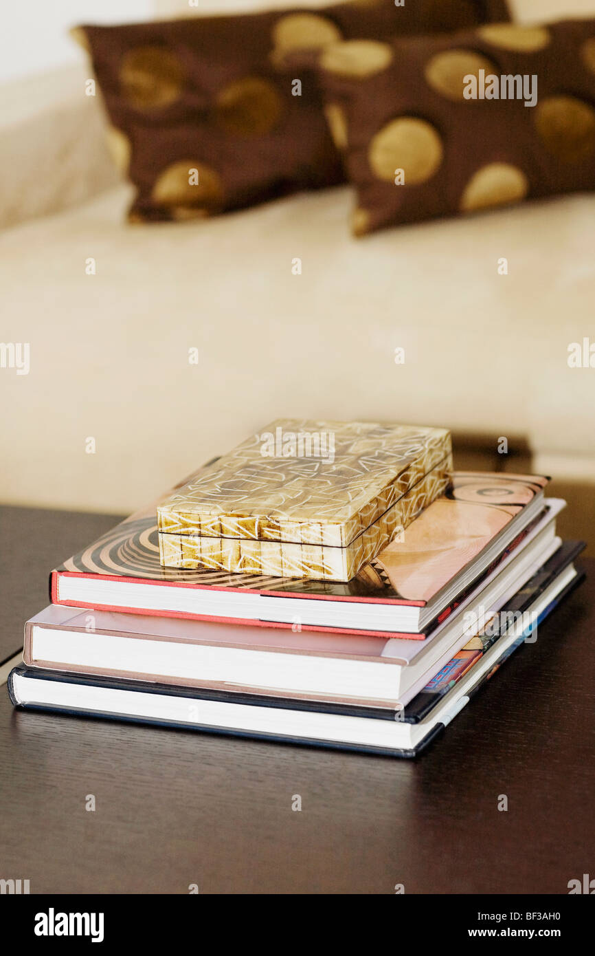 Stapel Bücher auf dem Tisch Stockfoto