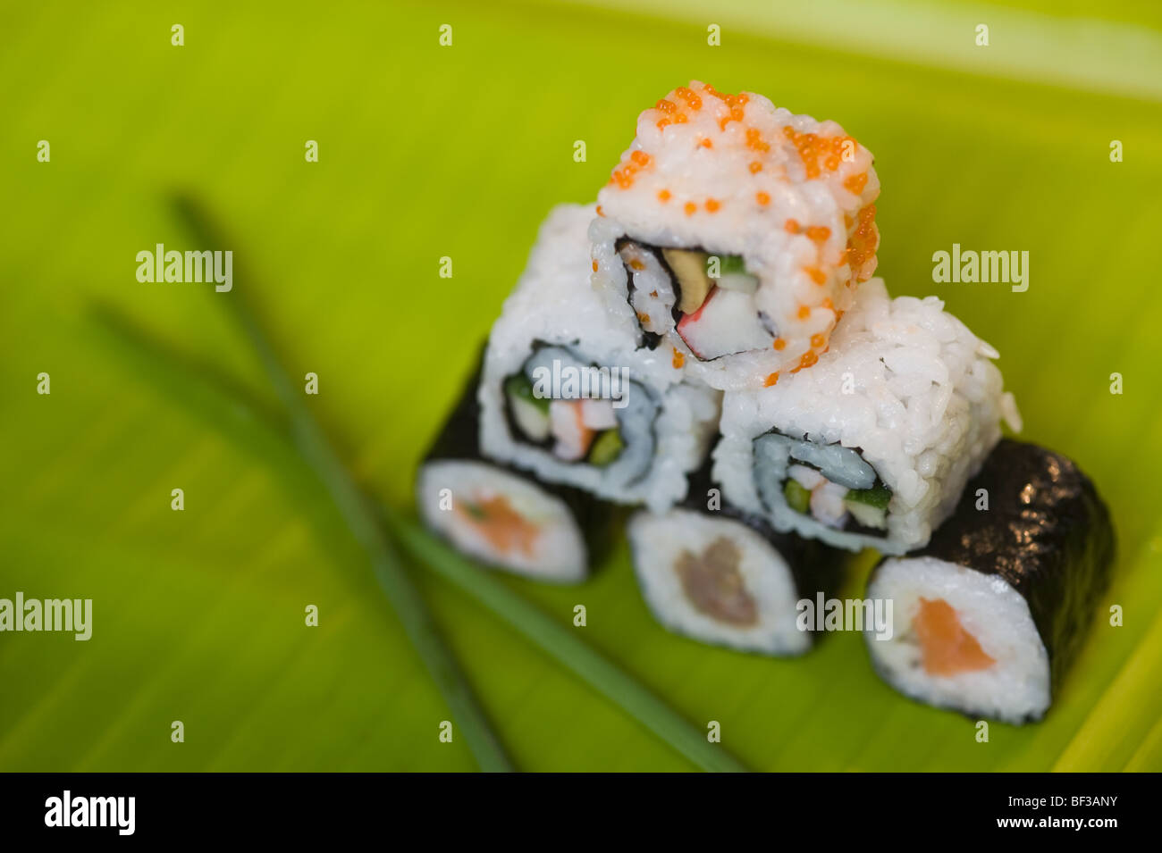 Nahaufnahme der verschiedenen Sushi auf einem Blatt Stockfoto