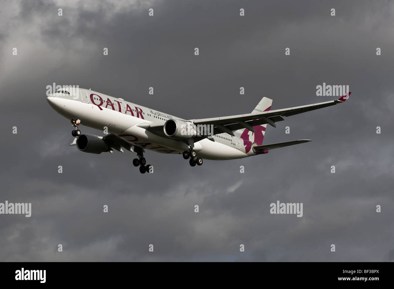 Ein Airbus A330 der Qatar Airways im Endanflug Stockfoto