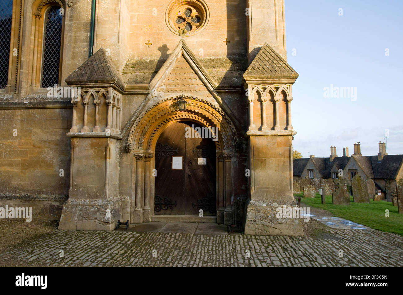 St. Marien Kirche, zündeten, Cotswold Kirche, Nr. Moreton in Marsh, Gloucestershire, UK. Gebaut 1862 in der Anglo-normannischen Stil. Stockfoto