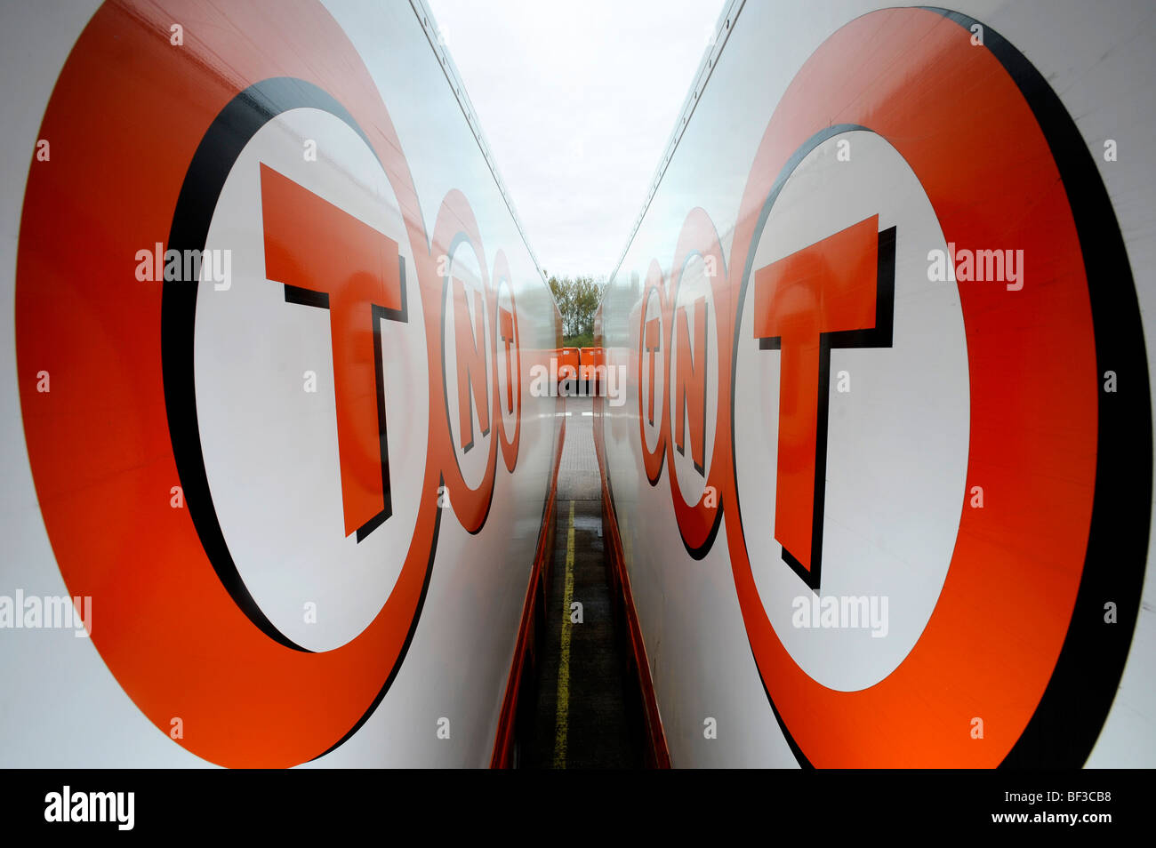 TNT-LKW in einem depot Stockfoto
