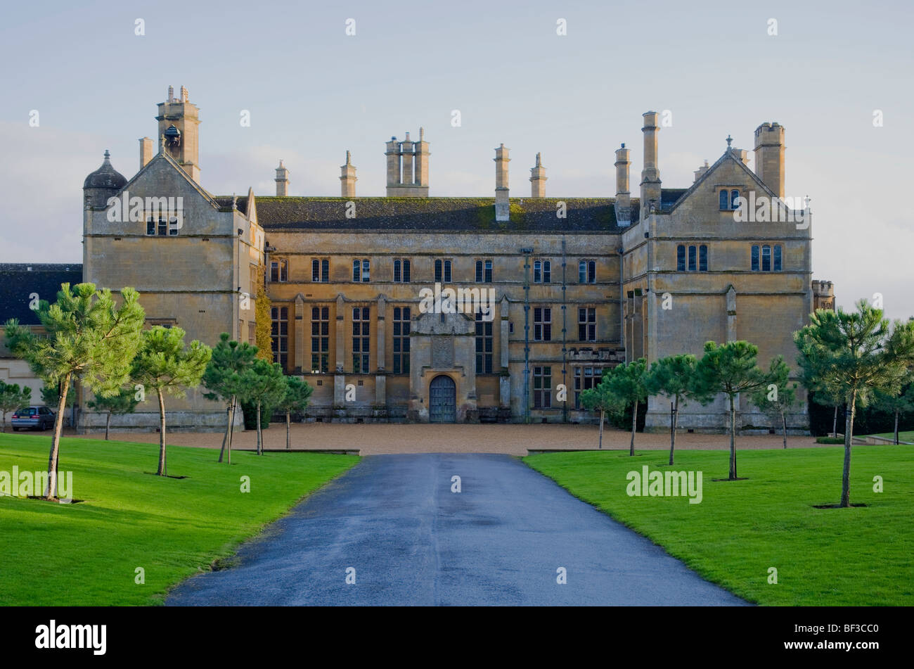 Batsford House, Nr Moreton in Marsh, Cotswolds, Gloucestershire, ehemalige Heimat der Mitford Familie.  Ein 19. C Neo-Tudor Herrenhaus. Stockfoto