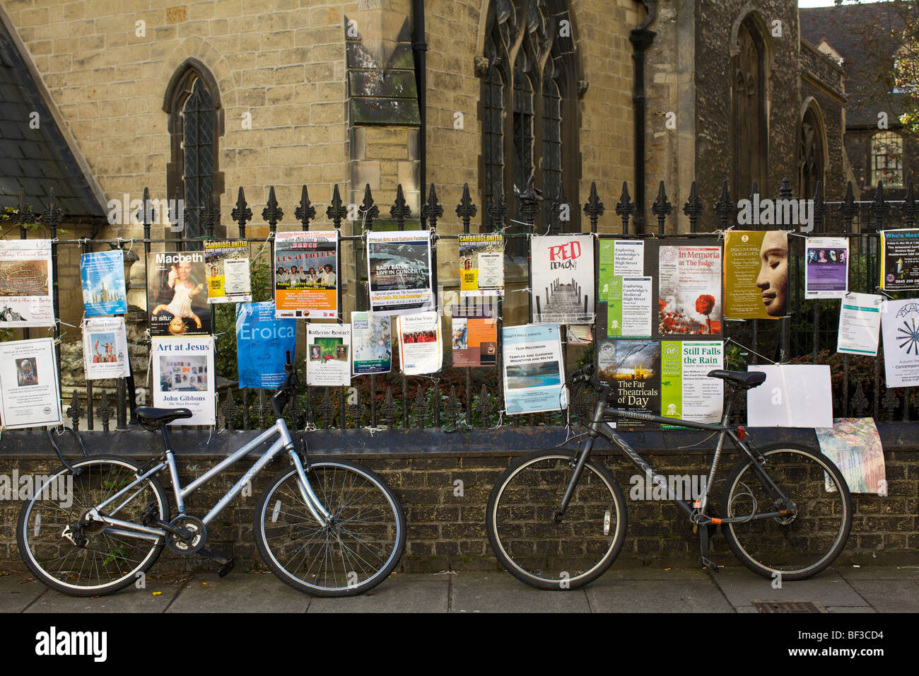 Fahrräder und Plakate außerhalb einer Kirche in Cambridge, England Stockfoto