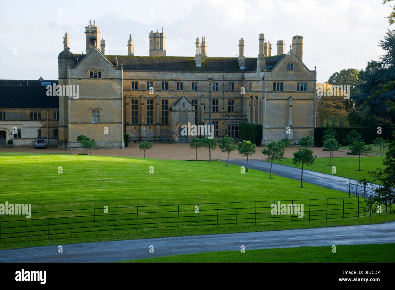 Geringer Sonneneinstrahlung auf dem Rasen des Cotswold Hause zündeten, nr Moreton in Marsh, Gloucestershire, England. Stockfoto