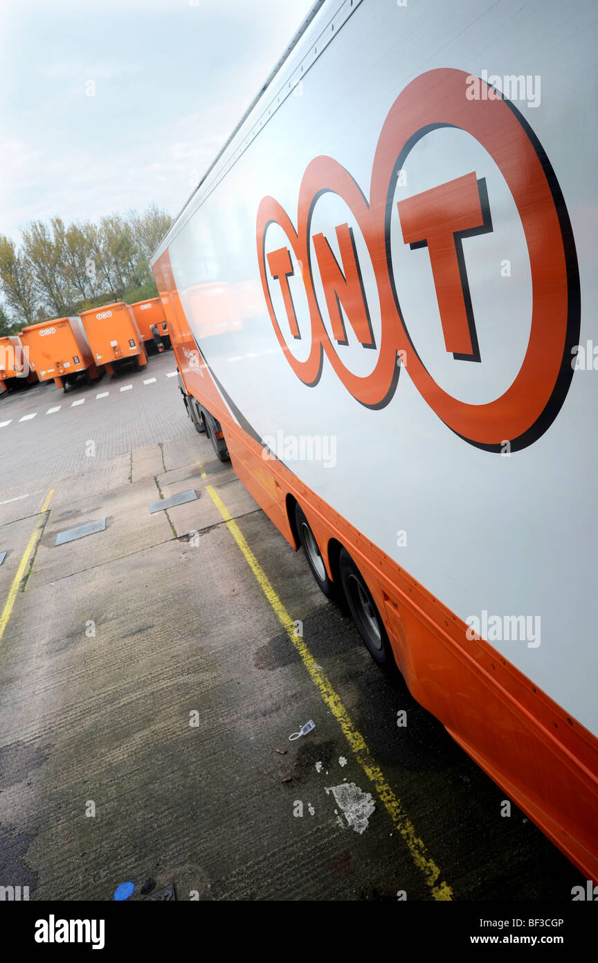 TNT-LKW in einem depot Stockfoto