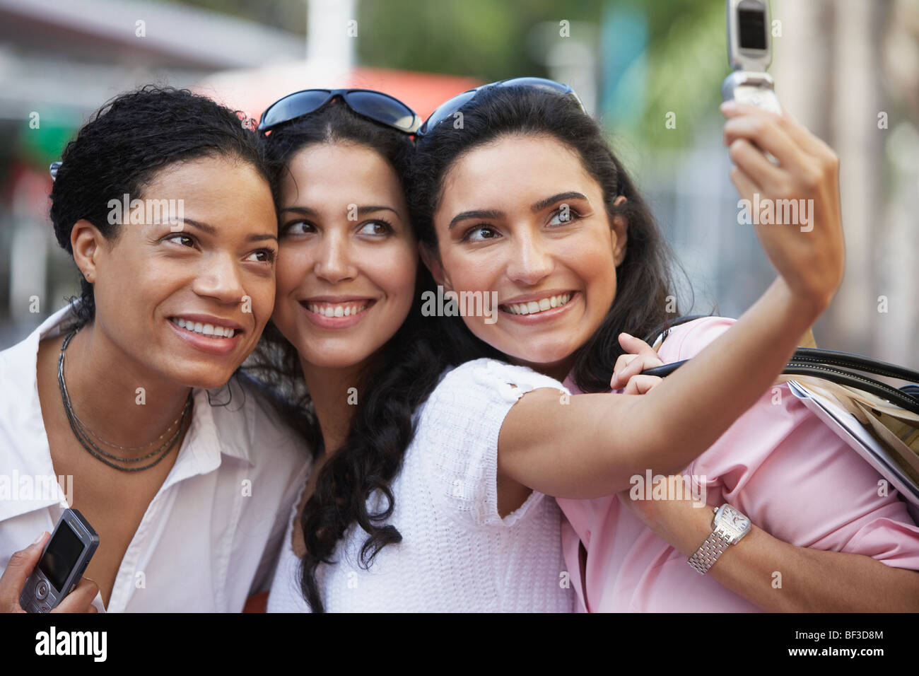 Multi-ethnischen Freunde mit eigenen fotografieren Stockfoto