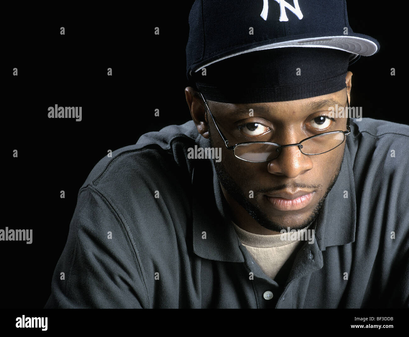 Afrikanischer Mann mit Brille Stockfoto