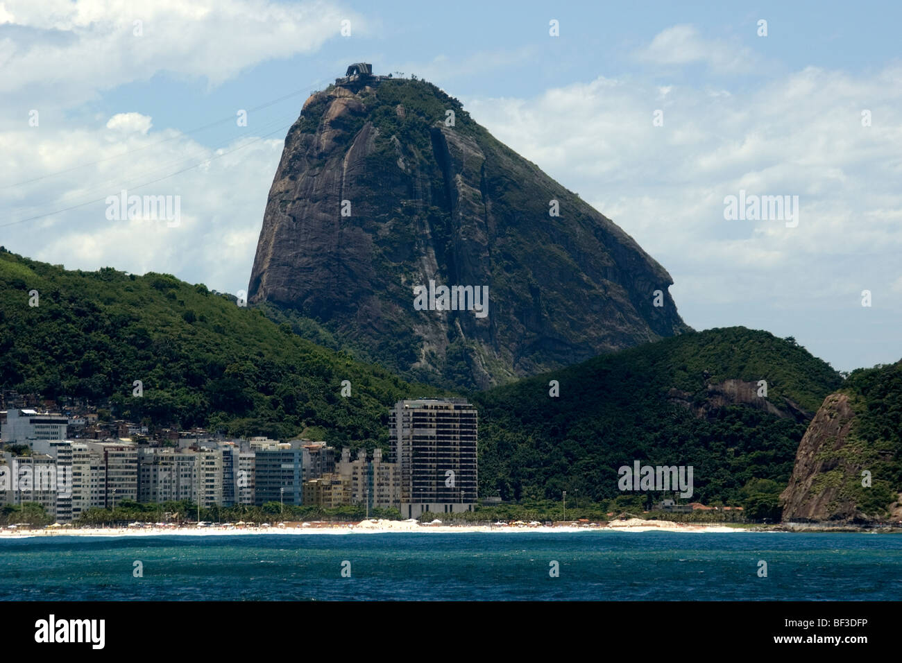 Sugarloaf Rock gesehen von der Copacabana, Rio De Janeiro, Brasilien Stockfoto