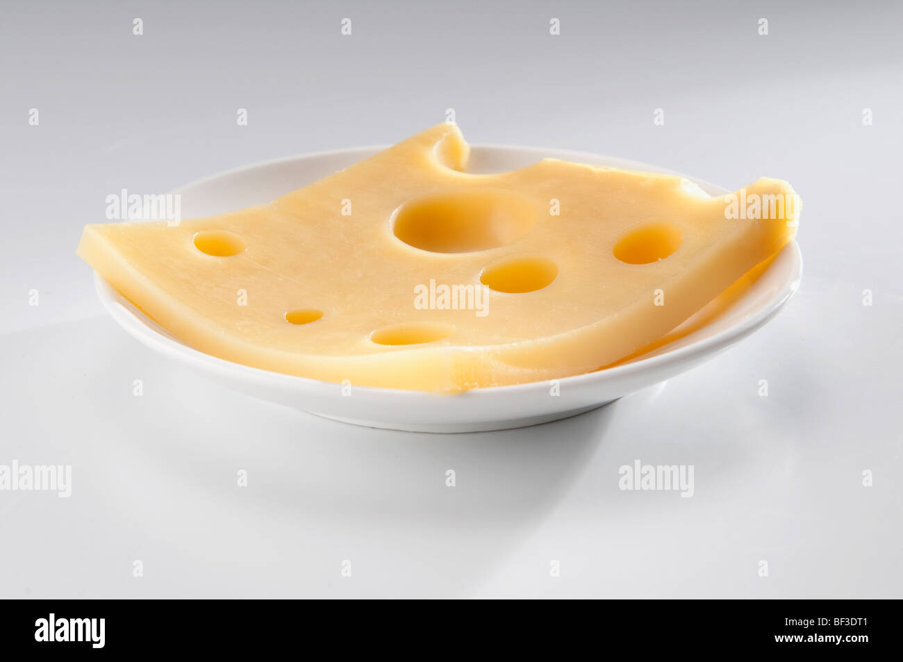 Nahaufnahme von einer Scheibe Emmentaler Käse Stockfoto