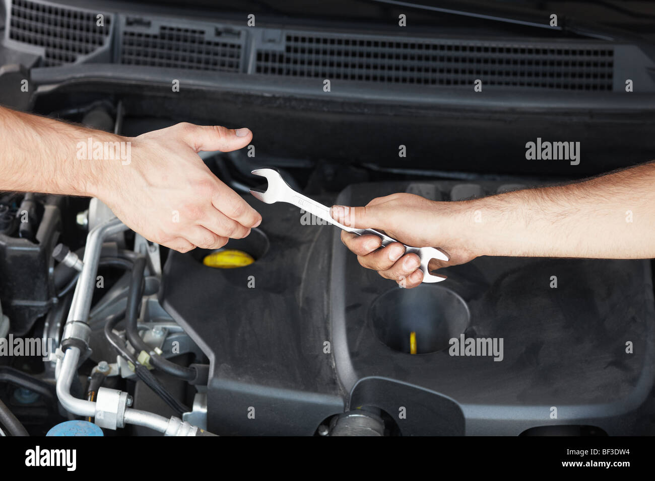 Nahaufnahme von zwei Mechanik Metall Schraubenschlüssel teilen. Stockfoto