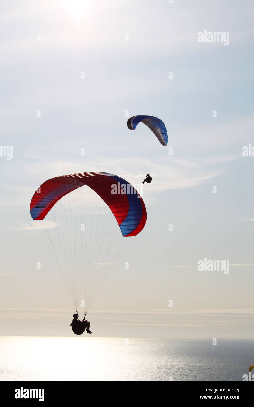 Gleitschirm fliegen über den Strand von Rhossili Bucht, die Halbinsel Gower, Wales Stockfoto