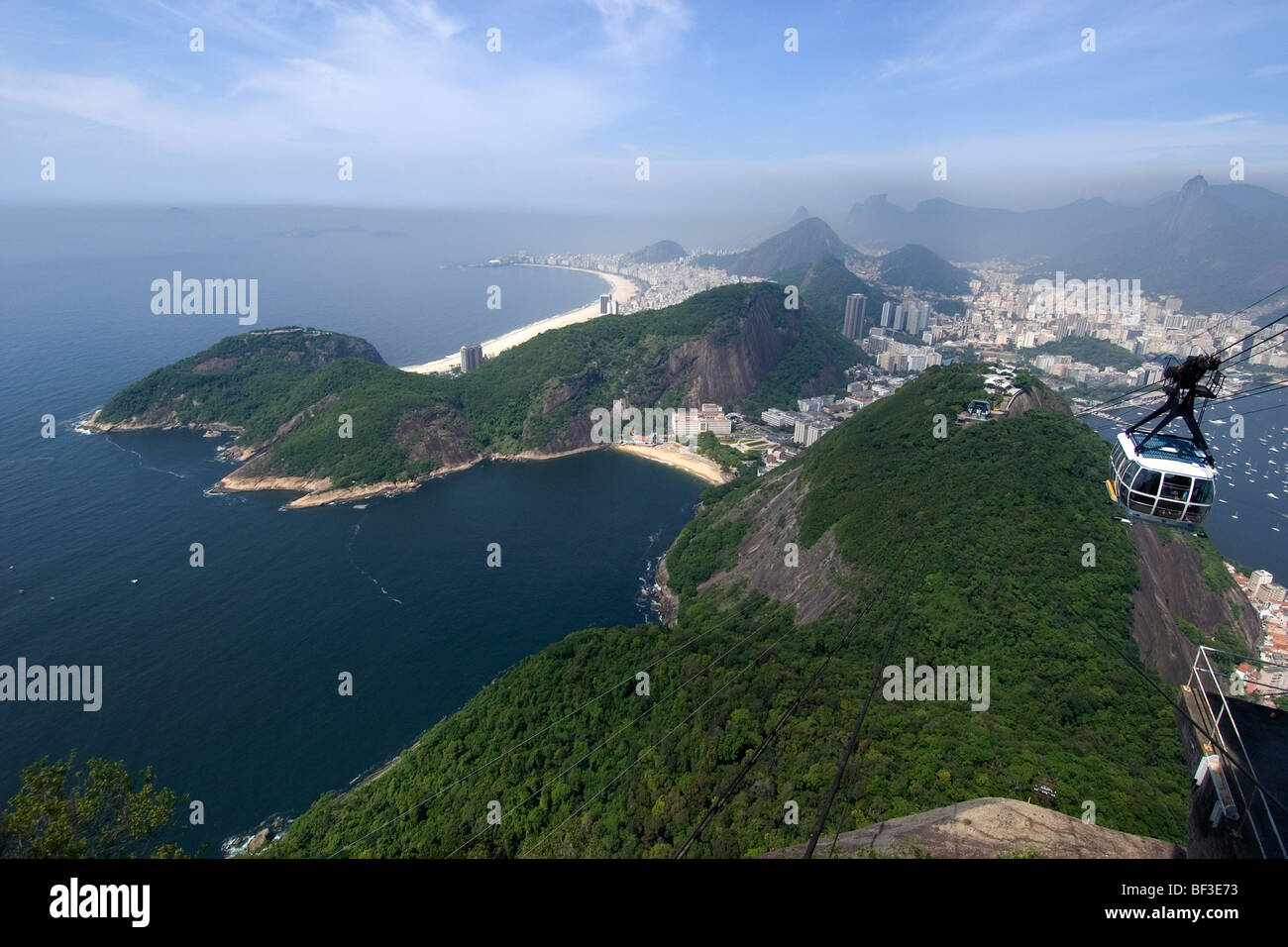 Pao de Acucar Seilbahn mit Blick aufs Meer, Rio De Janeiro, Brasilien Stockfoto