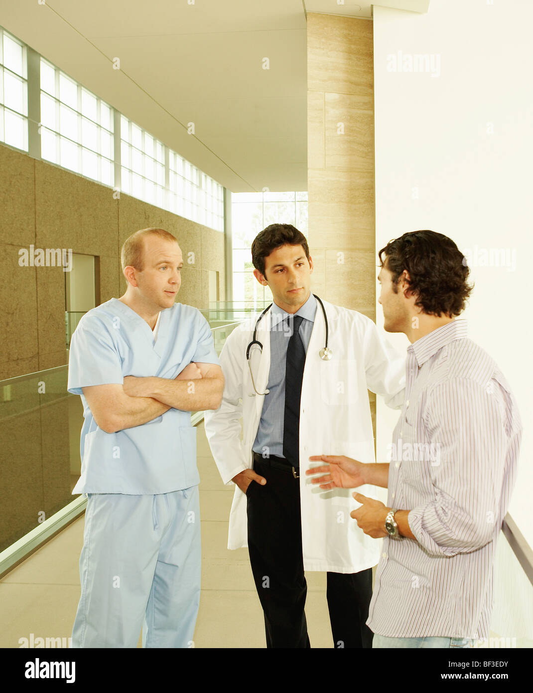 Arzt mit Patienten im Krankenhaus Stockfoto