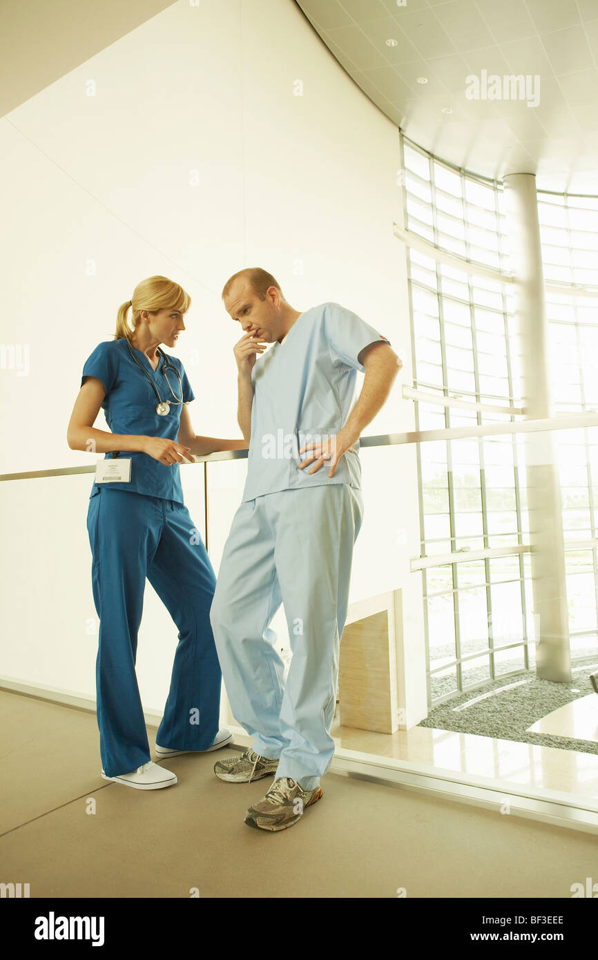 Arzt und Krankenschwester im Krankenhaus Stockfoto